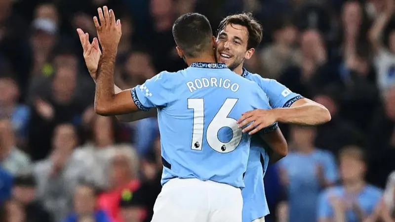 曼城球員尼科&middot;岡薩雷斯和羅德里擁抱