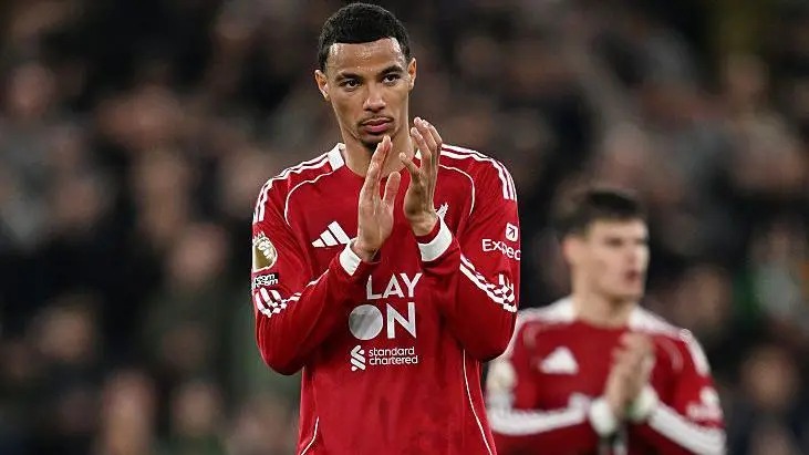 身穿利物浦紅色主場球衣的HugoEkitike向球迷鼓掌，但看上去有些失望