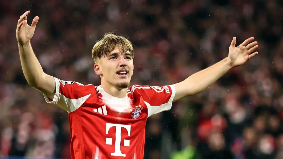 17歲的倫納特&middot;卡爾(LennartKarl)為拜仁慕尼黑隊(duì)攻入了對(duì)陣布魯日俱樂部的首粒進(jìn)球