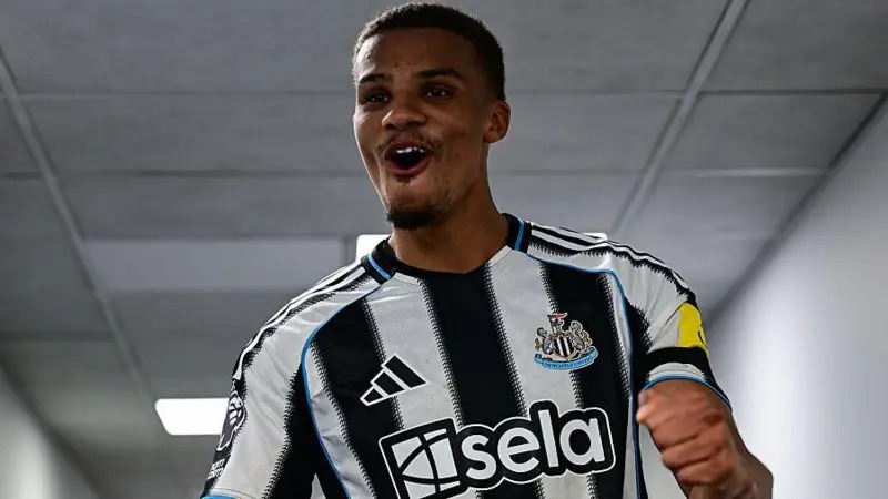 馬利克&middot;蒂亞烏在紐卡斯?fàn)柭?lián)隊(duì)?wèi)?zhàn)勝諾丁漢森林隊(duì)后慶祝勝利