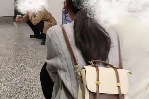 男子當(dāng)眾大便地成網(wǎng)紅打卡點(diǎn)