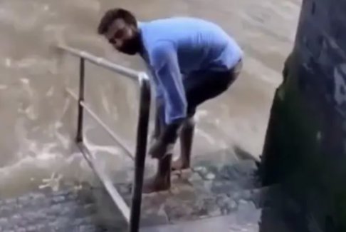 印度男子在倫敦泰晤士河洗腳引發(fā)爭(zhēng)議