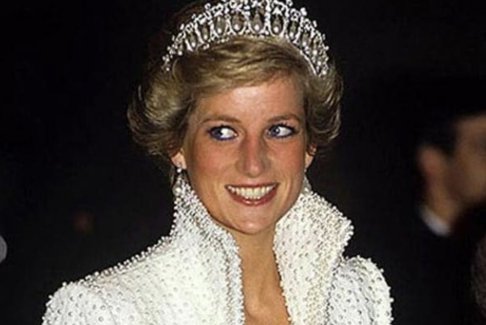 巴黎蠟像館展出戴安娜王妃身穿著名“復(fù)仇禮服”的