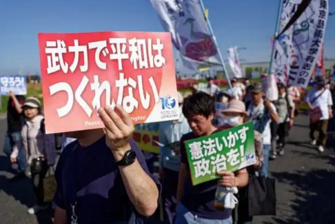 日本民眾高喊停止軍國主義