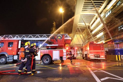 直擊香港大火救援滅火現(xiàn)場(chǎng)