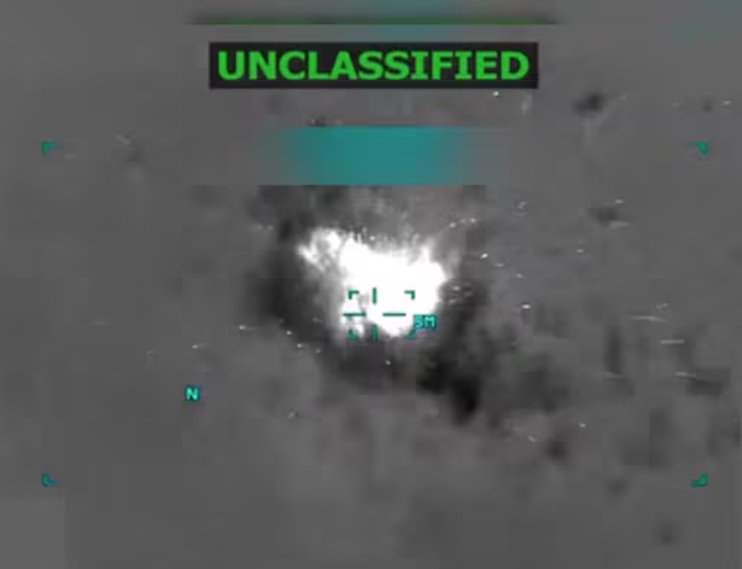 這張截圖取自10月14日發(fā)布的一段視頻，顯示一艘船在委內(nèi)瑞拉海岸附近燃燒。