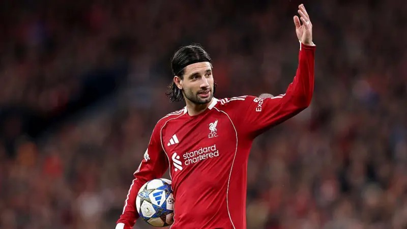 利物浦隊的多米尼克&middot;索博斯萊向隊友們示意