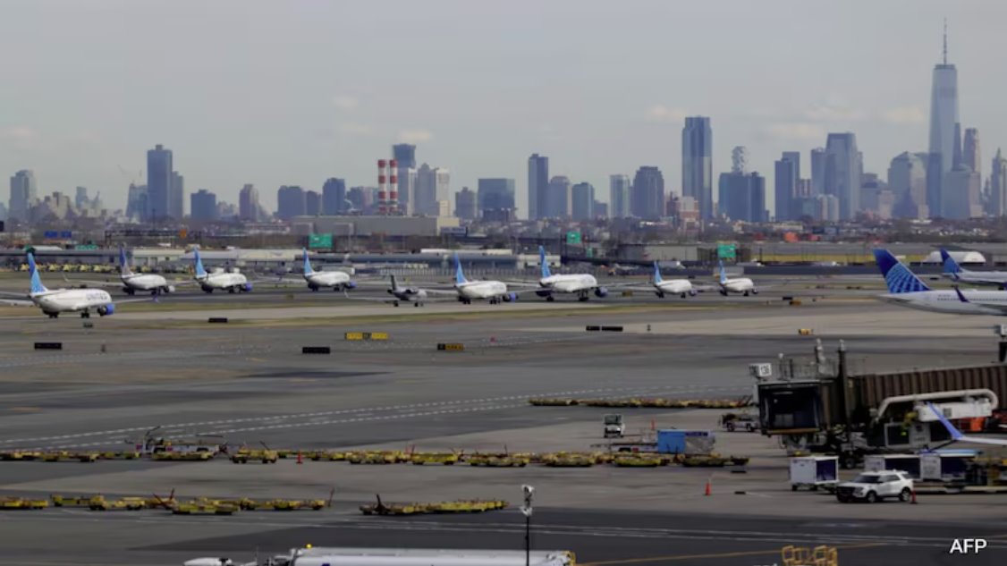 據(jù)航班追蹤網(wǎng)站FlightAware的數(shù)據(jù)顯示，周五有超過1200個航班被取消。