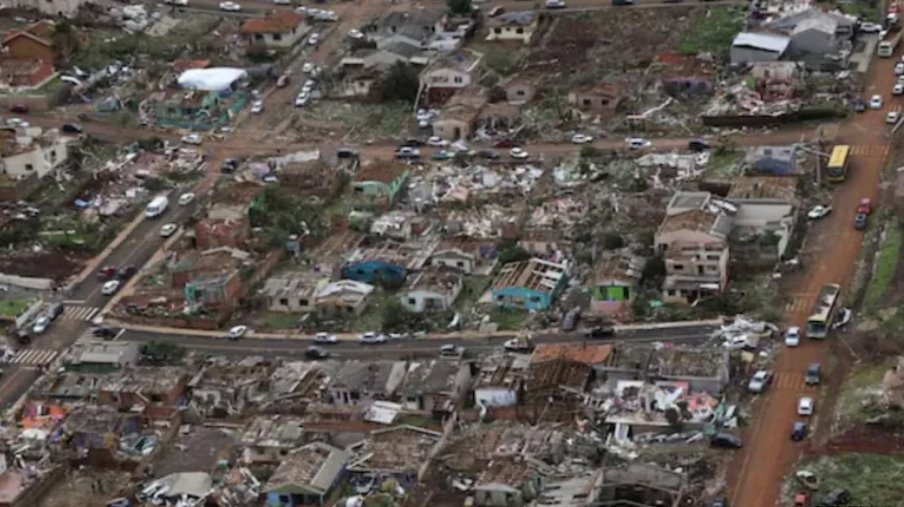 巴西龍卷風(fēng)致6人死亡，700多人受傷，許多房屋的屋頂被掀翻或完全摧毀。