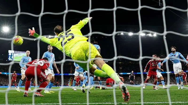 利物浦的范戴克攻破了曼城門將多納魯馬的十指關(guān)，由于安德魯&middot;羅伯遜越位在先，進(jìn)球無效。