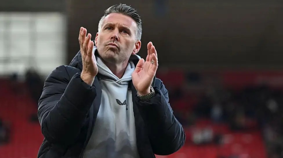 羅布&middot;愛德華茲在效力狼隊期間司職中后衛(wèi)