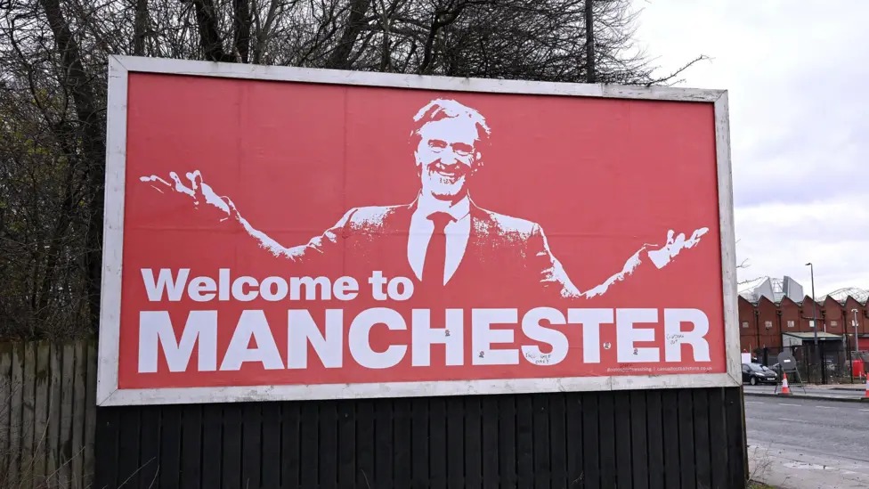老特拉福德球場(chǎng)附近的一塊廣告牌上印著吉姆&middot;拉特克利夫爵士的肖像，以及&ldquo;歡迎來(lái)到曼徹斯特&rdquo;的字樣。