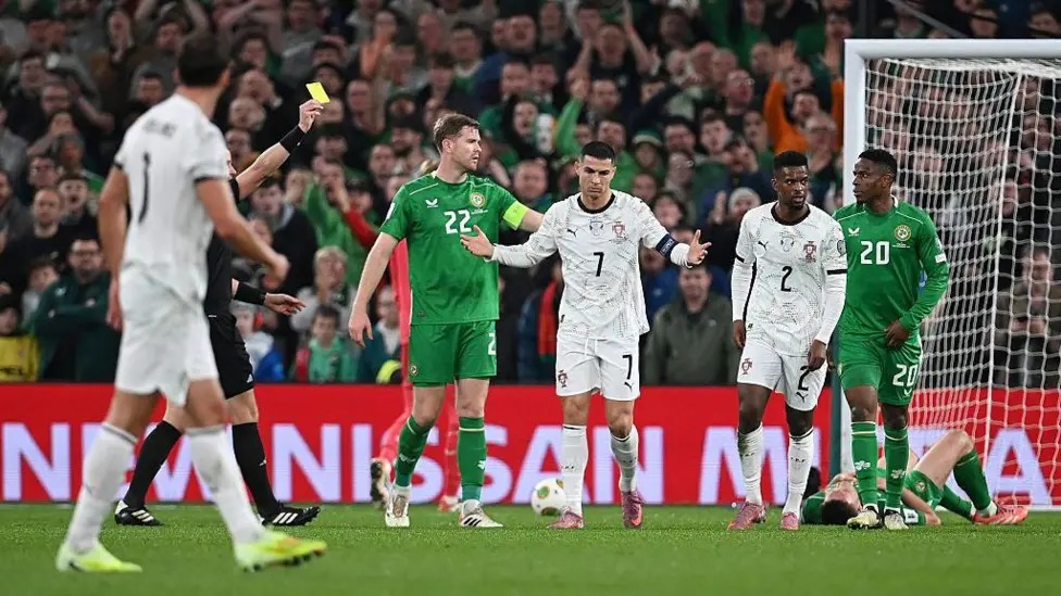 克里斯蒂亞諾&middot;羅納爾多肘擊倒地的達(dá)拉&middot;奧謝后，被出示黃牌。