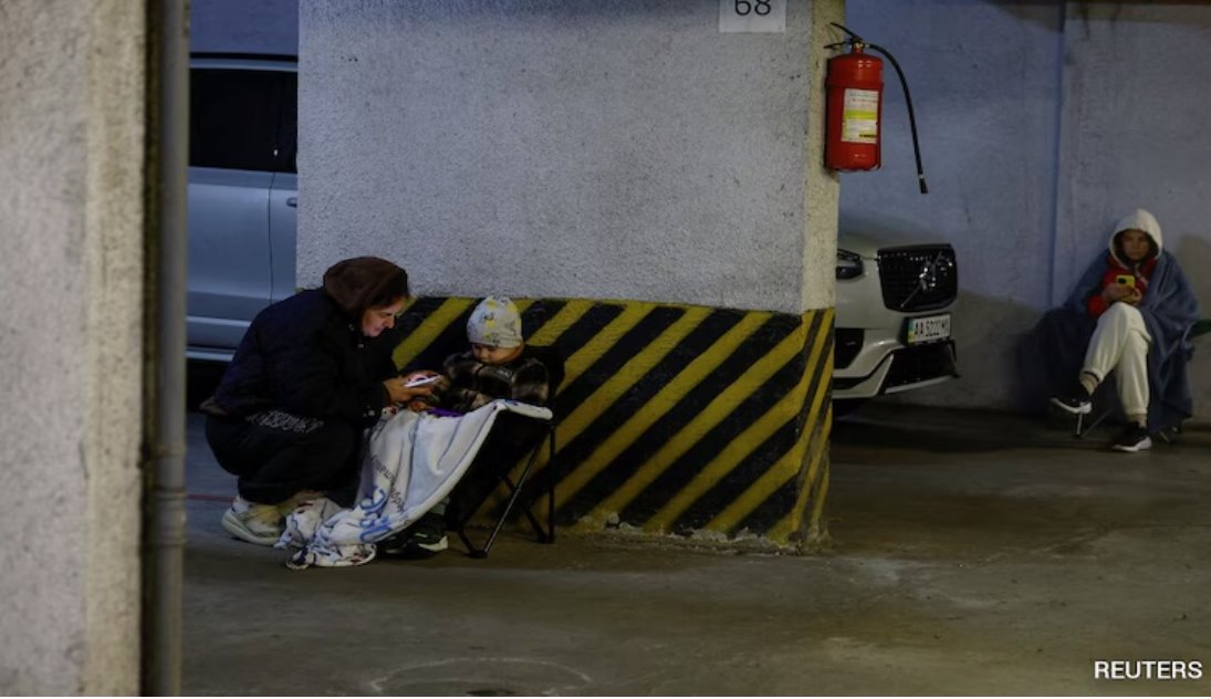 俄羅斯空襲發(fā)生后，基輔市民紛紛躲避。