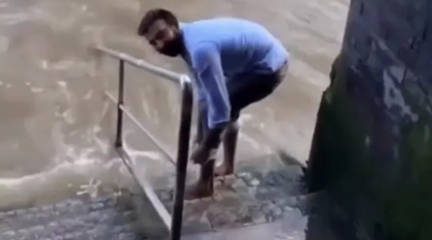 &ldquo;恒河和亞穆納河還不夠&rdquo;：印度男子在泰晤士河洗腳引發(fā)爭議