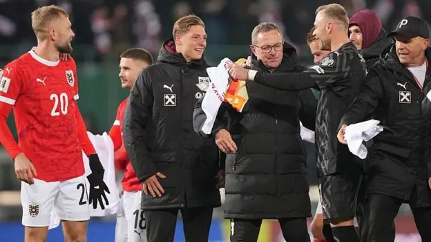 拉爾夫&middot;朗尼克自2022年5月起擔(dān)任奧地利國家隊主教練，此前他曾執(zhí)教曼聯(lián)六個月。