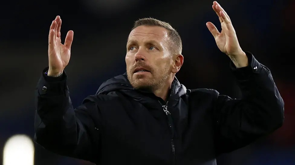 主教練克雷格&middot;貝拉米率領(lǐng)威爾士隊以7比1戰(zhàn)勝北馬其頓隊，從而鎖定世界杯附加賽資格。