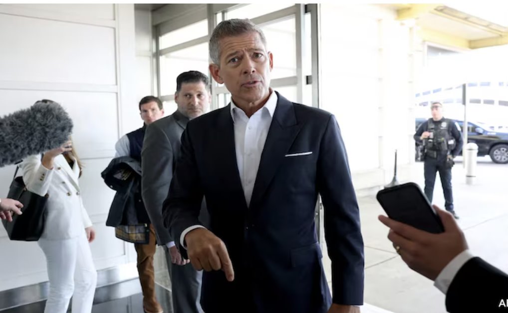 肖恩&middot;達(dá)菲敦促旅客著裝正式，因?yàn)檫@將有助于人們?cè)跈C(jī)場(chǎng)舉止更加得體。