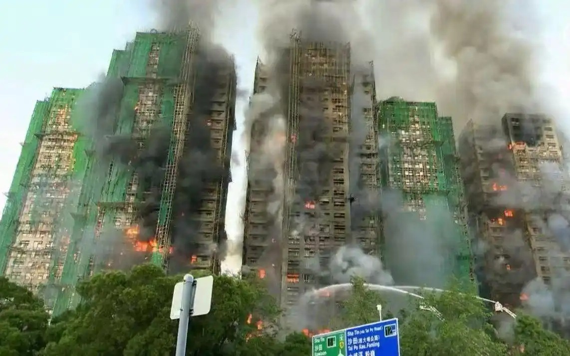 直擊香港大火救援滅火現(xiàn)場(chǎng)