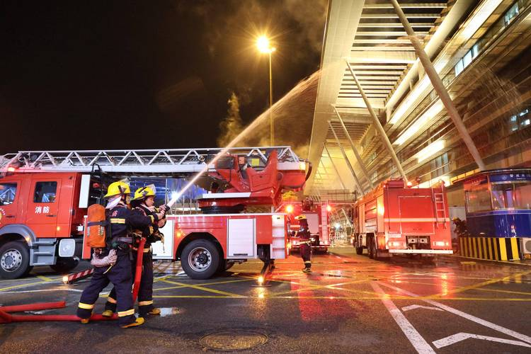 直擊香港大火救援滅火現(xiàn)場(chǎng)