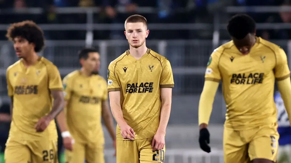 水晶宮球員們因失利而顯得沮喪，水晶宮錯(cuò)失了兩個(gè)空門機(jī)會(huì)。