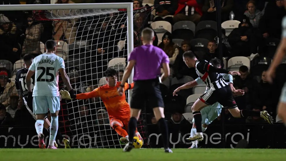 克里斯蒂安&middot;丹尼斯替補(bǔ)登場后，僅觸球三次就打入了制勝球。