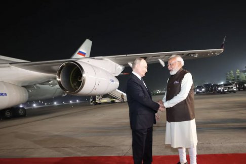 普京訪問印度 莫迪穿白色秋褲白色裙子標配機場迎接