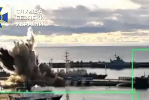 烏克蘭首次水下無(wú)人機(jī)襲擊擊中俄羅斯?jié)撏? class=