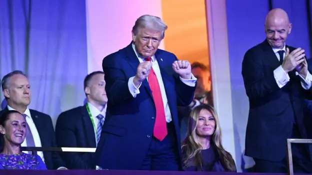 世界杯抽簽儀式結(jié)束后，美國(guó)總統(tǒng)唐納德&middot;特朗普站起身來(lái)，隨著鄉(xiāng)村樂(lè)隊(duì)演唱的《YMCA》起舞。