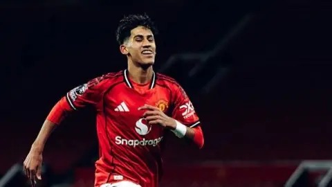 曼聯(lián)前鋒JJ&middot;加布里埃爾在老特拉福德球場舉行的足總青年杯比賽中攻入一球