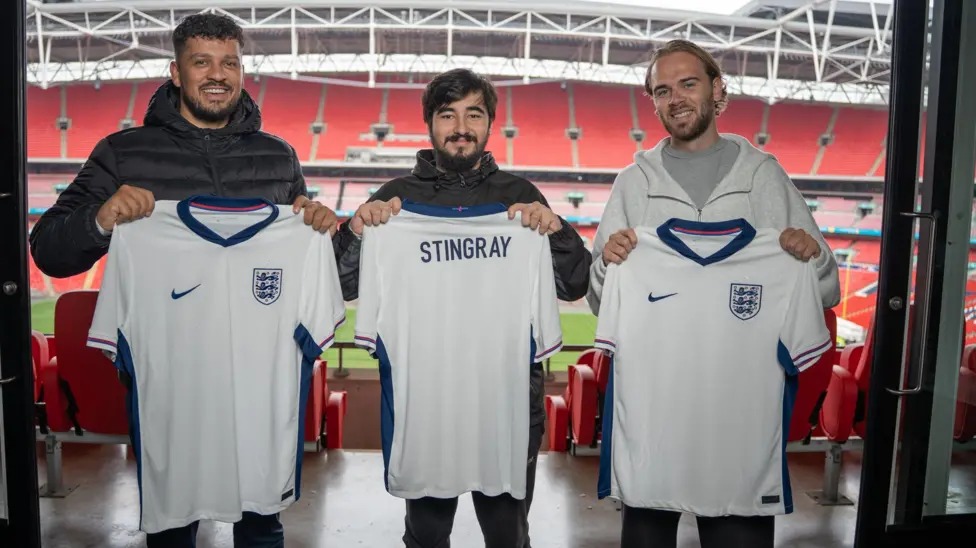 左起：英格蘭游戲戰(zhàn)隊(duì)經(jīng)理丹曼、丹尼爾&middot;&ldquo;黃貂魚&rdquo;&middot;雷和他的教練尼克&middot;登&middot;哈默