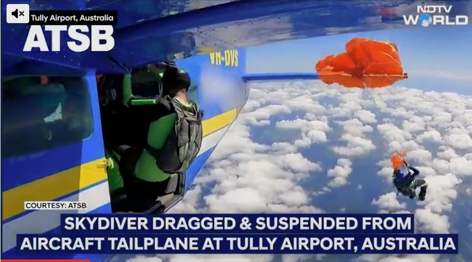 跳傘者被向后拋出，雙腿撞到了飛機尾翼。