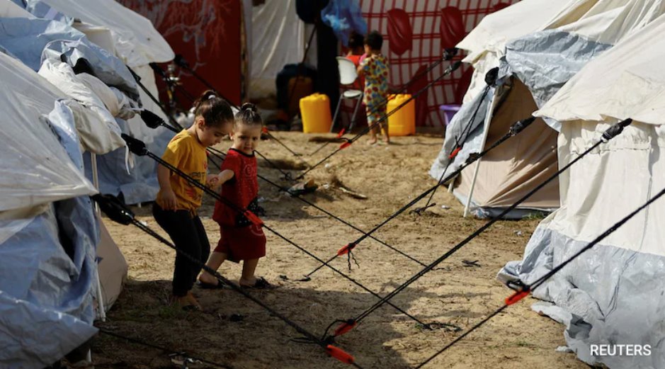 暴雨浸透了加沙的帳篷營(yíng)地，氣溫驟降，蜷縮在帳篷里的巴勒斯坦人感到寒冷。