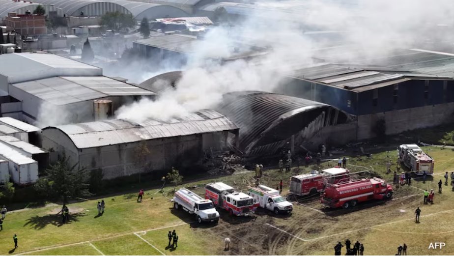 墨西哥小型飛機(jī)墜毀事故發(fā)生在距離托盧卡機(jī)場(chǎng)5公里的圣馬特奧阿滕科工業(yè)區(qū)