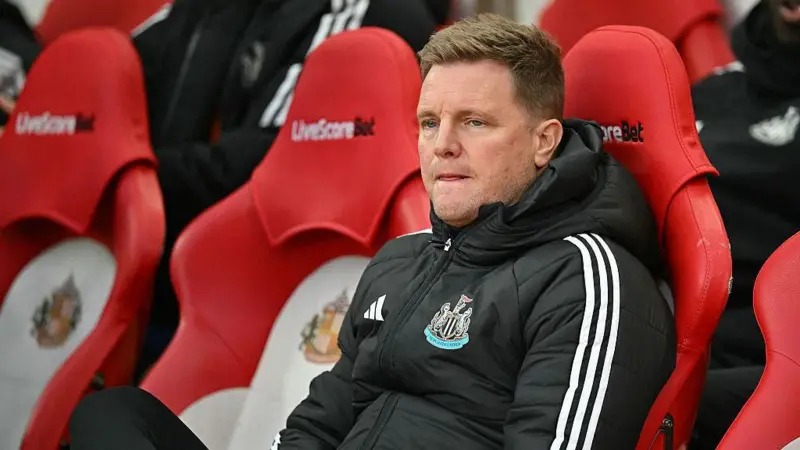 紐卡斯爾聯隊主教練埃迪&middot;豪坐在光明球場的球員休息區(qū)里