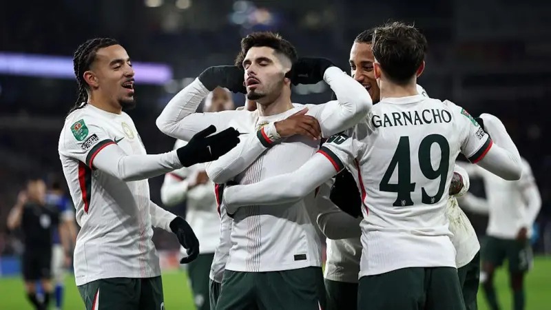 佩德羅&middot;內(nèi)托在卡拉寶杯四分之一決賽中慶祝打入球隊的第二個進(jìn)球