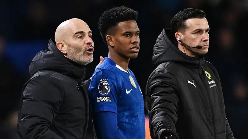 切爾西邊鋒埃斯特萬(wàn)&middot;威廉站在主教練恩佐&middot;馬雷斯卡旁邊，等待作為替補(bǔ)上場(chǎng)。