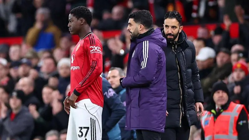 科比&middot;梅努即將被魯本&middot;阿莫林替換下場(chǎng)