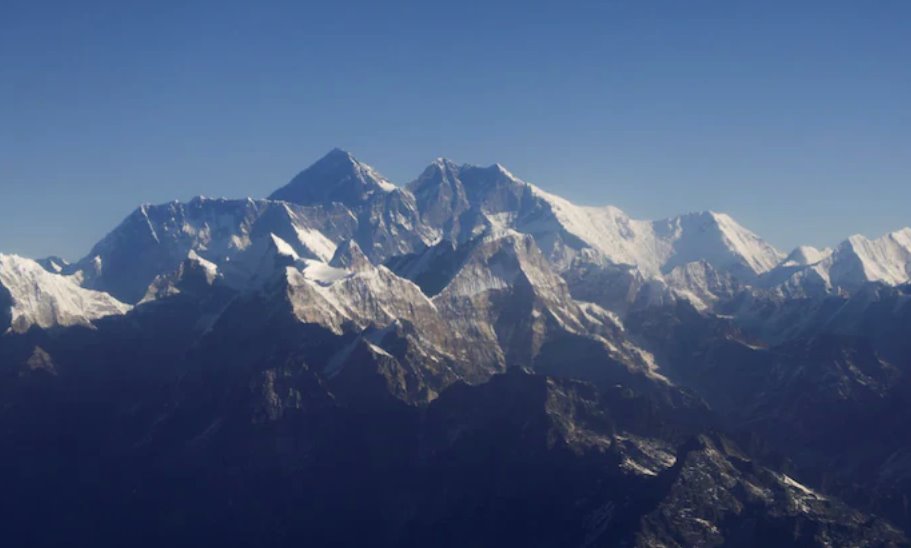 珠穆朗瑪峰長期以來一直受到登山者遺留垃圾的污染。