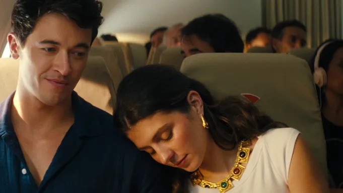 湯姆&middot;布萊斯飾演亞歷克斯，艾米麗&middot;巴德飾演波比，電影《我們在假期里遇到的人》