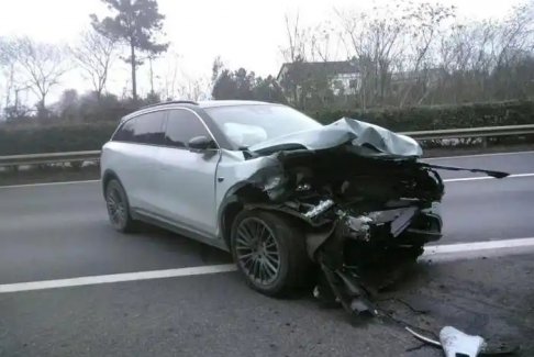 司機(jī)開輔助駕駛高速上睡20多公里發(fā)生車禍