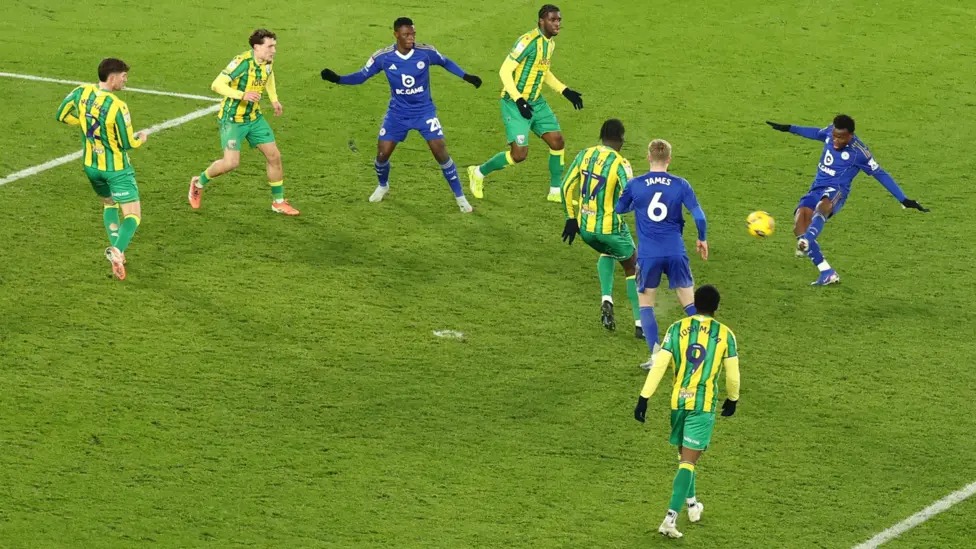 萊斯特城隊的阿卜杜勒&middot;法塔烏（最右）在第95分鐘凌空抽射破門，攻破了西布朗隊的球門。