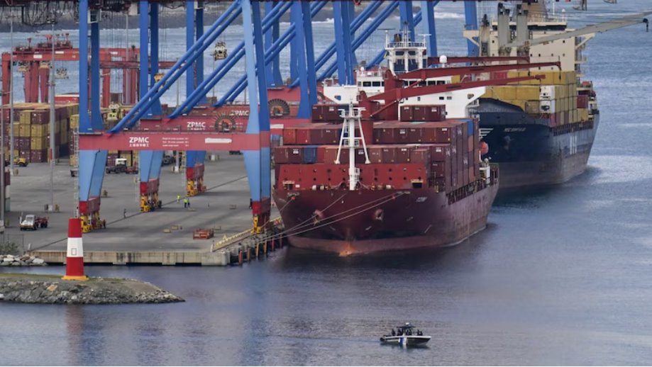 周五晚些時候，衛(wèi)星圖像顯示這些船只出現(xiàn)在委內(nèi)瑞拉水域。