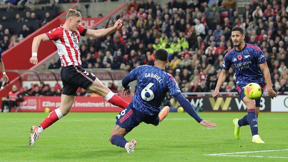 巴拉德在11月對(duì)陣?yán)蠔|家阿森納的比賽中打入了他在英超聯(lián)賽中的第二個(gè)進(jìn)球