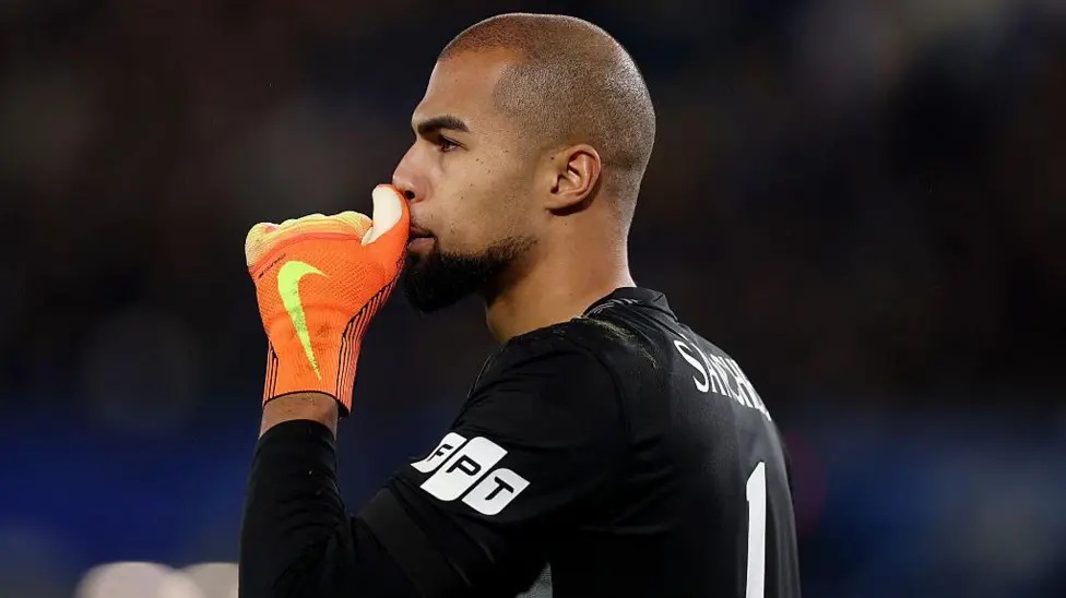 羅伯特&middot;桑切斯在對陣阿森納的比賽中出現(xiàn)失誤