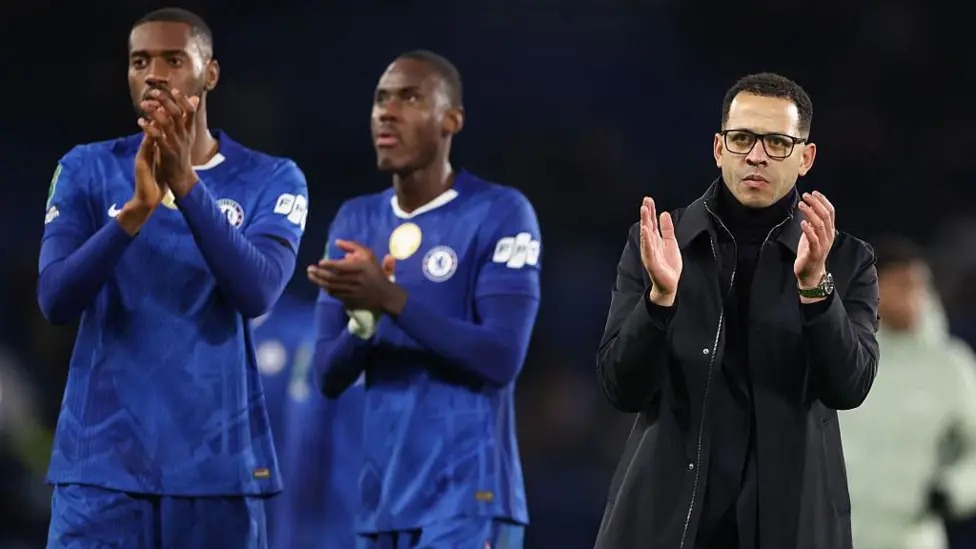 利亞姆&middot;羅塞尼奧（右）于1月6日被任命為切爾西主教練，接替恩佐&middot;馬雷斯卡。