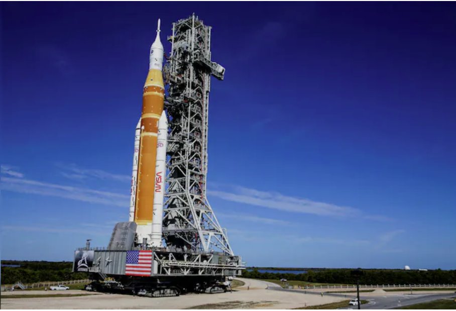 美國宇航局的下一代登月火箭&mdash;&mdash;太空發(fā)射系統(tǒng)（SLS）火箭，將搭載獵戶座載人飛船。