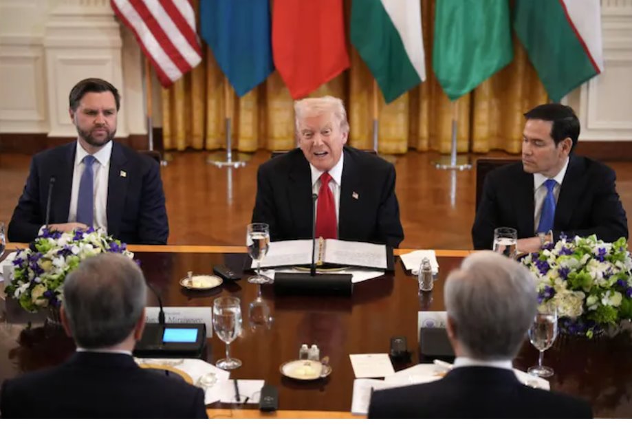 美國(guó)總統(tǒng)唐納德&middot;特朗普（中）、副總統(tǒng)JD&middot;萬(wàn)斯（左）和國(guó)務(wù)卿馬可&middot;盧比奧（資料圖）