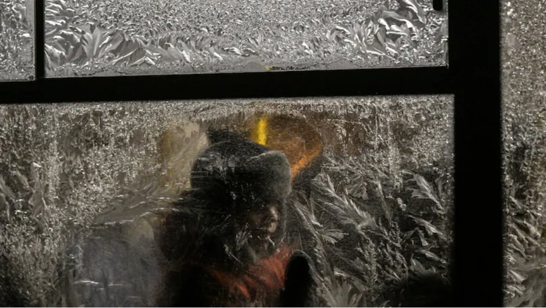 基輔市長維塔利&middot;克利奇科報告稱，約有 400 棟居民樓仍然沒有供暖。