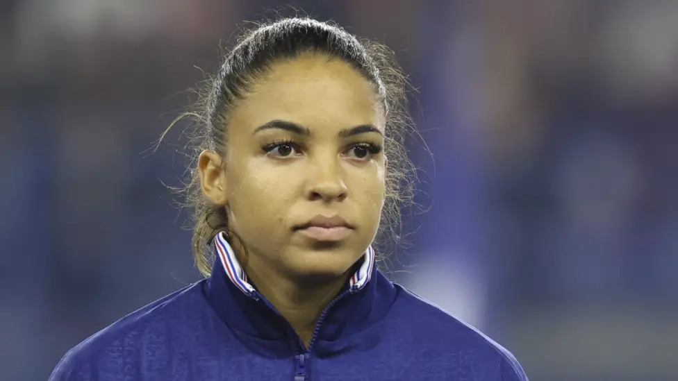 德爾菲娜&middot;卡斯卡里諾幫助法國隊在2025年歐洲杯小組賽中擊敗了最終的冠軍英格蘭隊